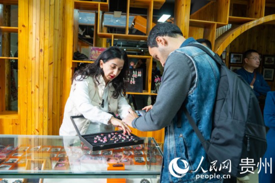 歐亞國家記者拍攝記錄黔東南州施洞鎮(zhèn)民族手工藝品。人民網(wǎng) 陽茜攝