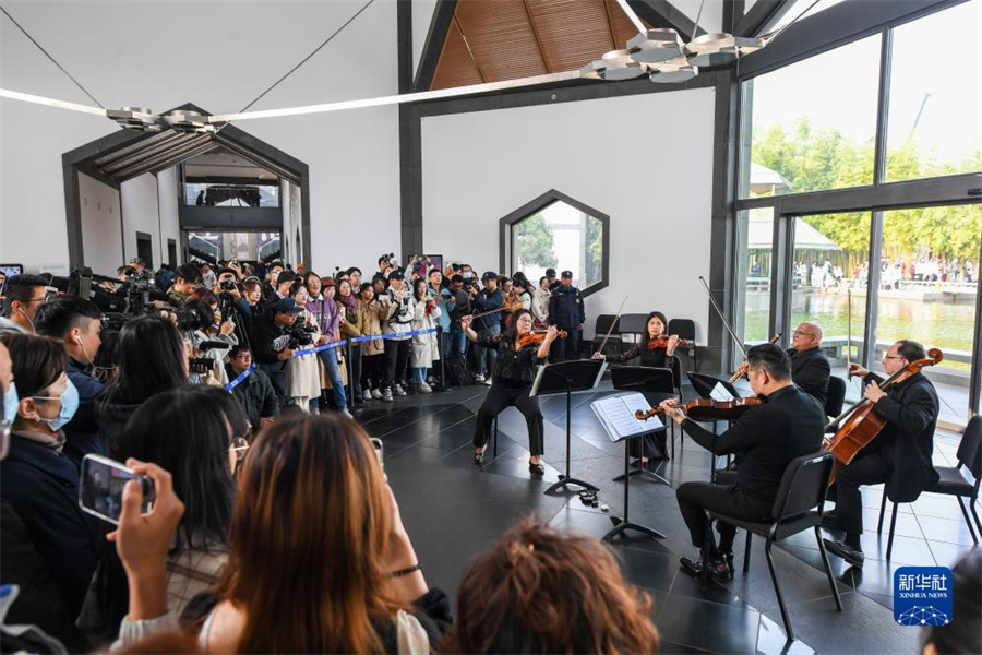 11月16日，費(fèi)城交響樂團(tuán)的演奏家們?cè)谔K州博物館大廳內(nèi)演奏。新華社記者 李博 攝