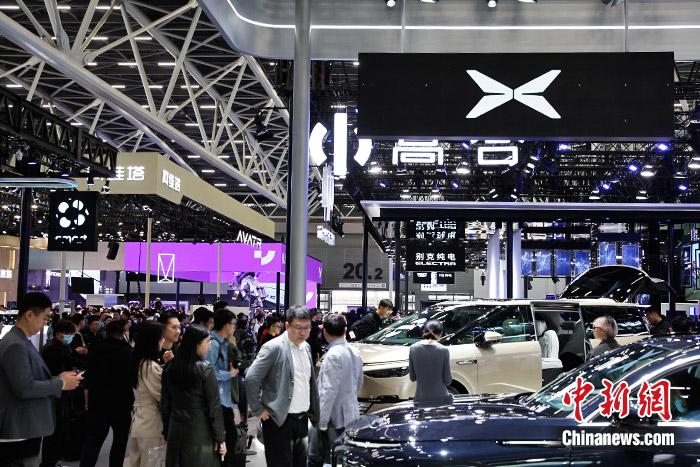 11月17日，廣州車展展館人流如織。中新財經(jīng)記者 葛成 攝