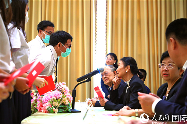 圖為獎助學(xué)金頒發(fā)現(xiàn)場。人民網(wǎng)記者 白元琪攝