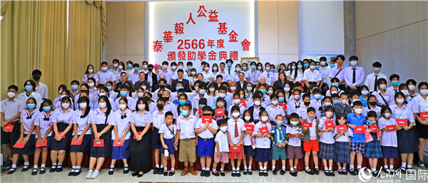 圖為出席嘉賓和現(xiàn)場獲獎學(xué)生合影留念。人民網(wǎng)記者 白元琪攝