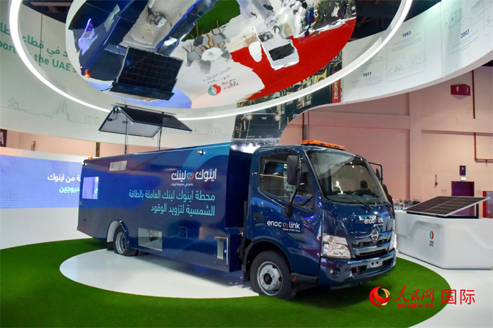 阿聯(lián)酋國家石油公司發(fā)布的電動運油卡車。該卡車用光伏板和電池驅(qū)動，但主要目的是輸送汽油。   人民網(wǎng) 塔里克·易卜拉欣攝