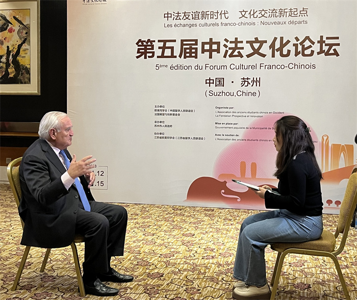 法國前總理、法國展望與創(chuàng)新基金會主席讓-皮埃爾·拉法蘭接受人民網(wǎng)的采訪。（國際在線供圖）