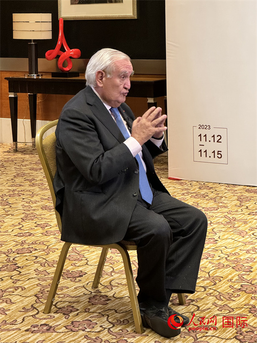法國前總理、法國展望與創(chuàng)新基金會主席讓-皮埃爾·拉法蘭接受人民網(wǎng)的采訪。（人民網(wǎng) 謝瑩攝）