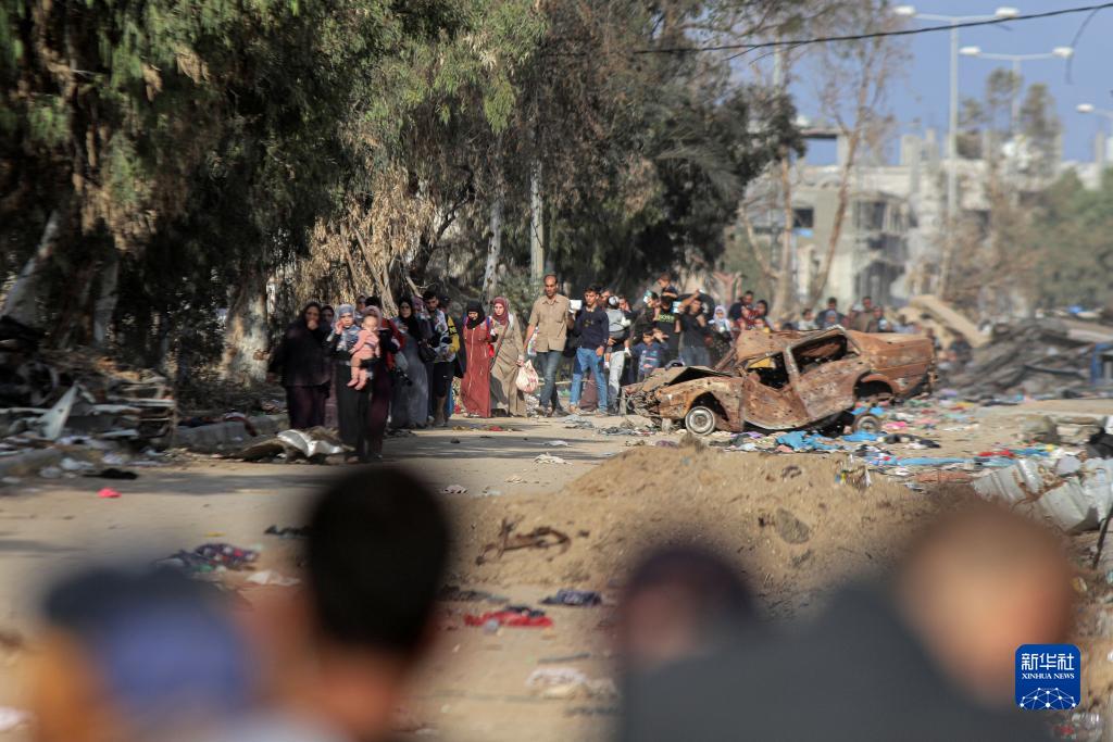 11月18日，在加沙地帶南部地區(qū)，巴勒斯坦人向南遷移。