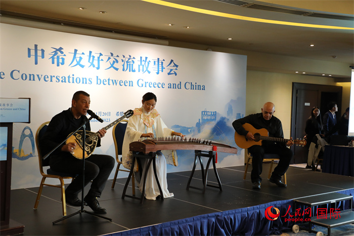 中希藝術家用古箏和布祖基琴演奏希臘著名歌曲《比雷埃夫斯的孩子》。   人民網記者 謝亞宏攝