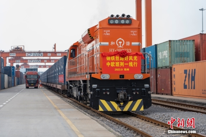 資料圖：河南鄭州，一列滿載貨物的中歐班列(鄭州)從中國鐵路鄭州局集團有限公司圃田車站駛出，開往德國漢堡。<a target='_blank' href='/'><p  align=