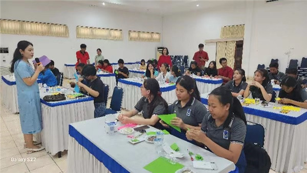 巴陵康孔子學(xué)院中方院長朱敏霞講解中國的二十四節(jié)氣。主辦方供圖