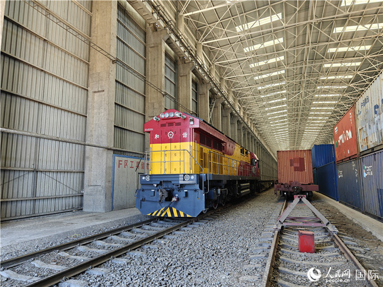 換裝完畢的中歐班列即將從換裝庫內(nèi)駛出。人民網(wǎng)記者 劉潔妍攝