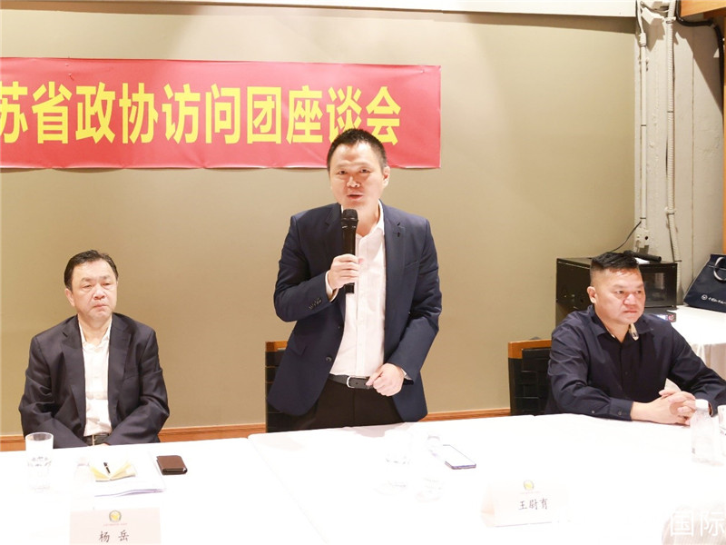 中國駐里約總領(lǐng)館副總領(lǐng)事王尉育（中）在座談會上致辭。人民網(wǎng)記者 陳海琪攝