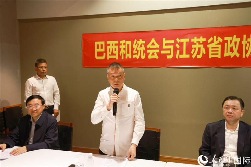 巴西和統(tǒng)會會長王俊曉（中）在座談會上致辭。人民網(wǎng)記者 陳海琪攝