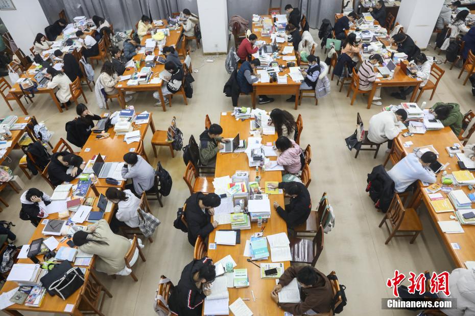 資料圖：眾多考研學(xué)生在南昌大學(xué)圖書館的自習(xí)室內(nèi)復(fù)習(xí)備考。 劉力鑫 攝