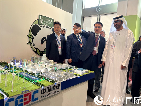 COP28主席蘇爾坦·賈比爾參觀中國(guó)角展示。人民網(wǎng)記者任皓宇攝