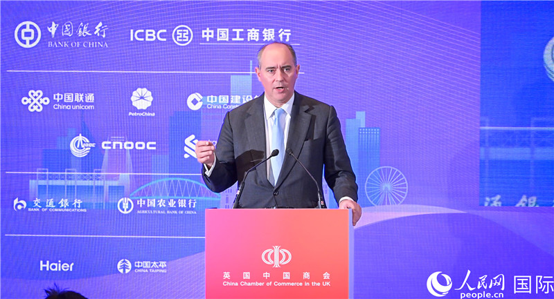 英國商業(yè)貿(mào)易部國務(wù)大臣（投資大臣）多米尼克·約翰遜與會(huì)。人民網(wǎng) 郭錦標(biāo)攝