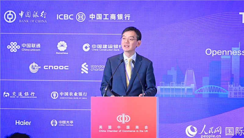 英國中國商會(huì)會(huì)長、中國銀行倫敦分行行長方文建 致歡迎辭。人民網(wǎng) 郭錦標(biāo)攝