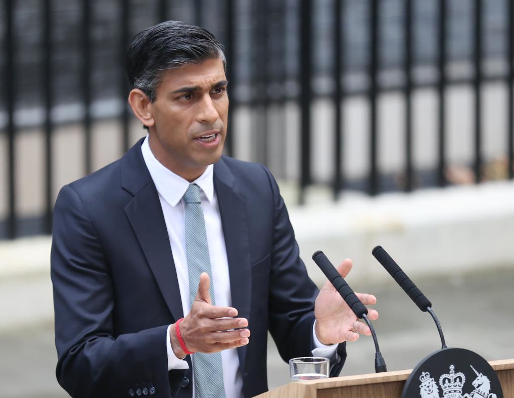 2022年10月25日，里?！ぬK納克在英國倫敦唐寧街10號首相府前發(fā)表講話。新華社記者李穎攝