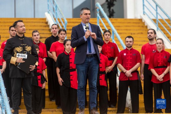 12月2日，希臘文化部副部長赫里斯托斯·季馬斯（中）在希臘雅典圣誕劇場舉行的“中希國際戲劇節(jié)”開幕式上講話。新華社發(fā)（馬里奧斯·羅洛斯攝）