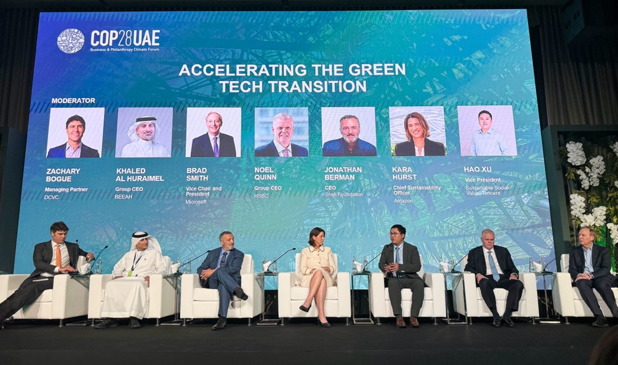 騰訊可持續(xù)社會價值副總裁、騰訊碳中和實驗室負(fù)責(zé)人許浩（右三）在COP28上和微軟公司主席(右一)、匯豐銀行全球首席執(zhí)行官(右二)以及亞馬遜首席可持續(xù)發(fā)展官(左四)等對話。圖片由騰訊公司提供