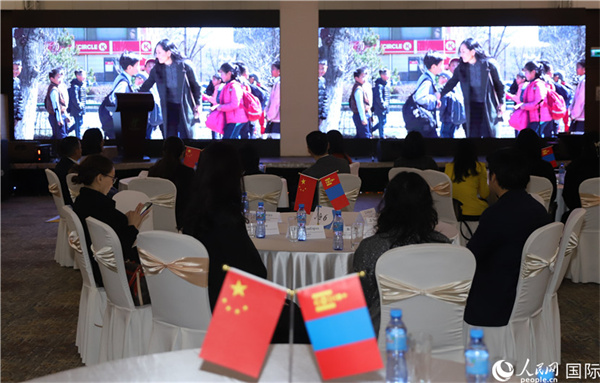 12月1日，活動現(xiàn)場播放防治結(jié)核病宣傳短片。人民網(wǎng)記者 霍文攝