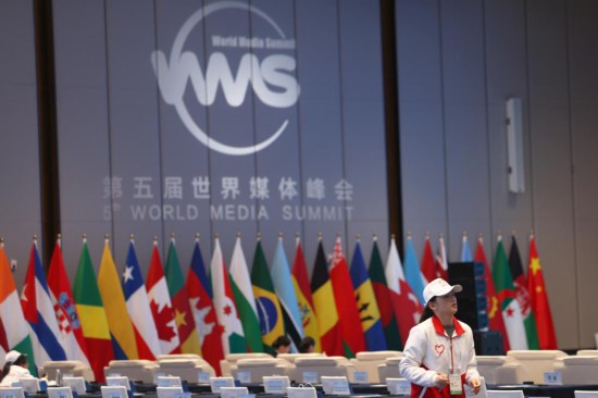   2023年12月2日，一名志愿者在廣州南沙灣濱海會(huì)議中心布置會(huì)場(chǎng)。（新華社記者李明攝）