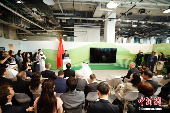 當(dāng)?shù)貢r(shí)間11月30日，《聯(lián)合國(guó)氣候變化框架公約》第28次締約方大會(huì)(COP28)中國(guó)角開幕式暨“生態(tài)文明與美麗中國(guó)實(shí)踐”邊會(huì)在迪拜舉行。圖為中國(guó)生態(tài)環(huán)境部部長(zhǎng)黃潤(rùn)秋在邊會(huì)上發(fā)表致辭。<a target='_blank' href='/' _fcksavedurl='/'><p  align=