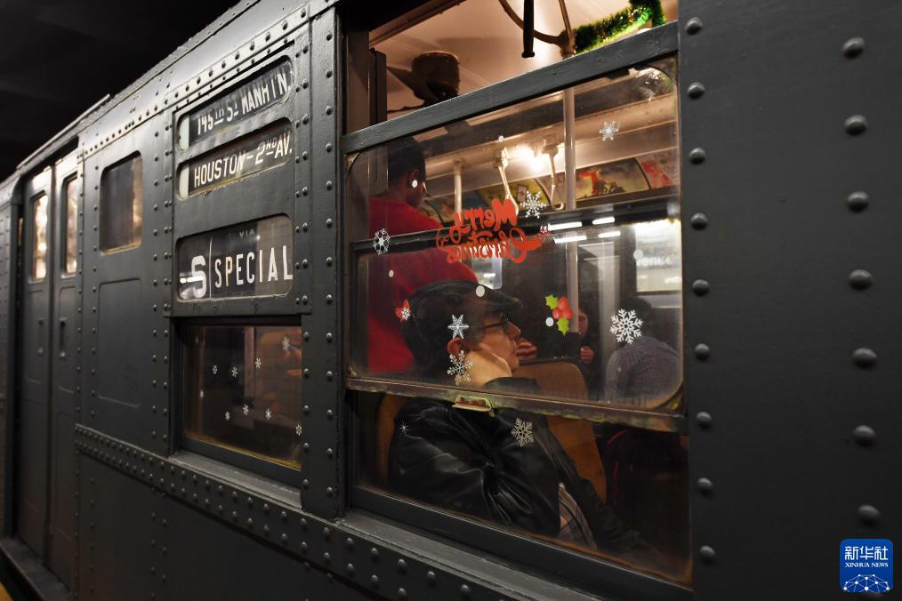 12月2日，在美國紐約，人們乘坐“懷舊地鐵”專列。新華社記者 李睿 攝