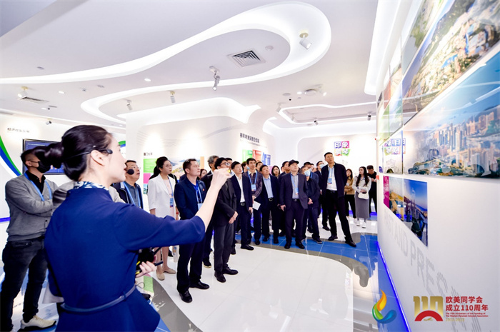 參會(huì)嘉賓和留學(xué)歸國(guó)人員參觀橫琴粵澳深度合作區(qū)展示廳。主辦方供圖