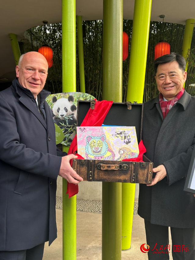 吳墾大使和韋格納市長手捧德國兒童為“夢(mèng)想”“夢(mèng)圓”準(zhǔn)備的手繪“送別大禮包”。人民網(wǎng)記者 徐馨攝