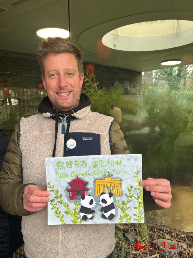 特別從法國趕來送別“夢(mèng)想”“夢(mèng)圓”的專業(yè)級(jí)熊貓粉絲 Pouille先生和此次征集的兒童作品。人民網(wǎng)記者 徐馨攝