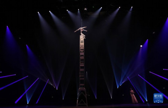 12月8日，演員在法國巴黎舉行的中國雜技“奇妙之夜”演出上表演《高椅》。新華社記者 高靜 攝