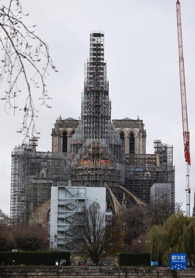 這是12月8日在法國(guó)巴黎拍攝的修復(fù)中的巴黎圣母院。新華社記者 高靜 攝