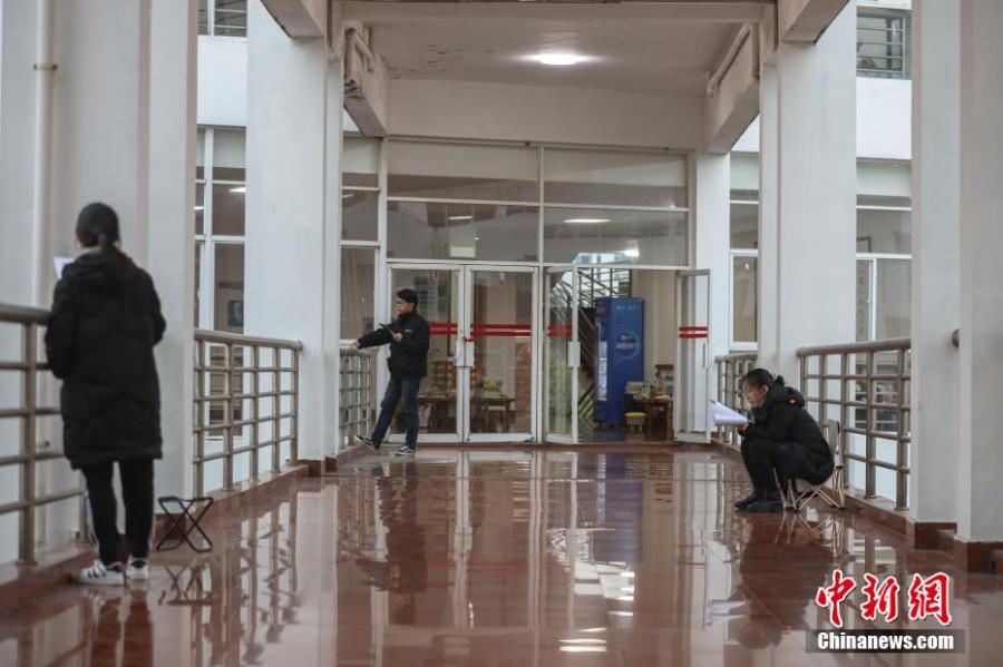 資料圖：幾位考研學生在南昌大學教學樓的天橋上復習備考。劉力鑫 攝