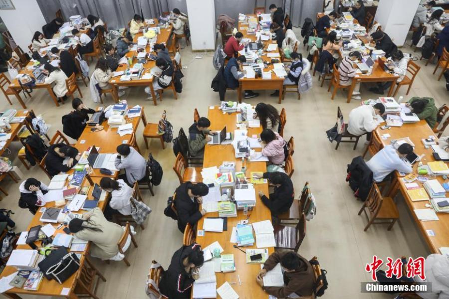 資料圖：眾多考研學生在南昌大學圖書館的自習室內(nèi)復習備考。劉力鑫 攝