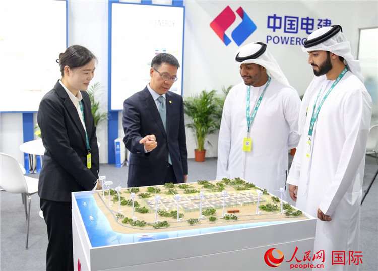 訪客在中國(guó)電建展臺(tái)參觀風(fēng)電項(xiàng)目沙盤。人民網(wǎng) 塔里克·易卜拉欣攝