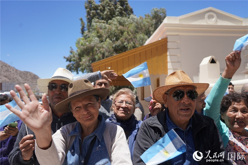 圖為當?shù)孛癖娮园l(fā)舉行慶祝活動。人民網(wǎng)記者 許放攝