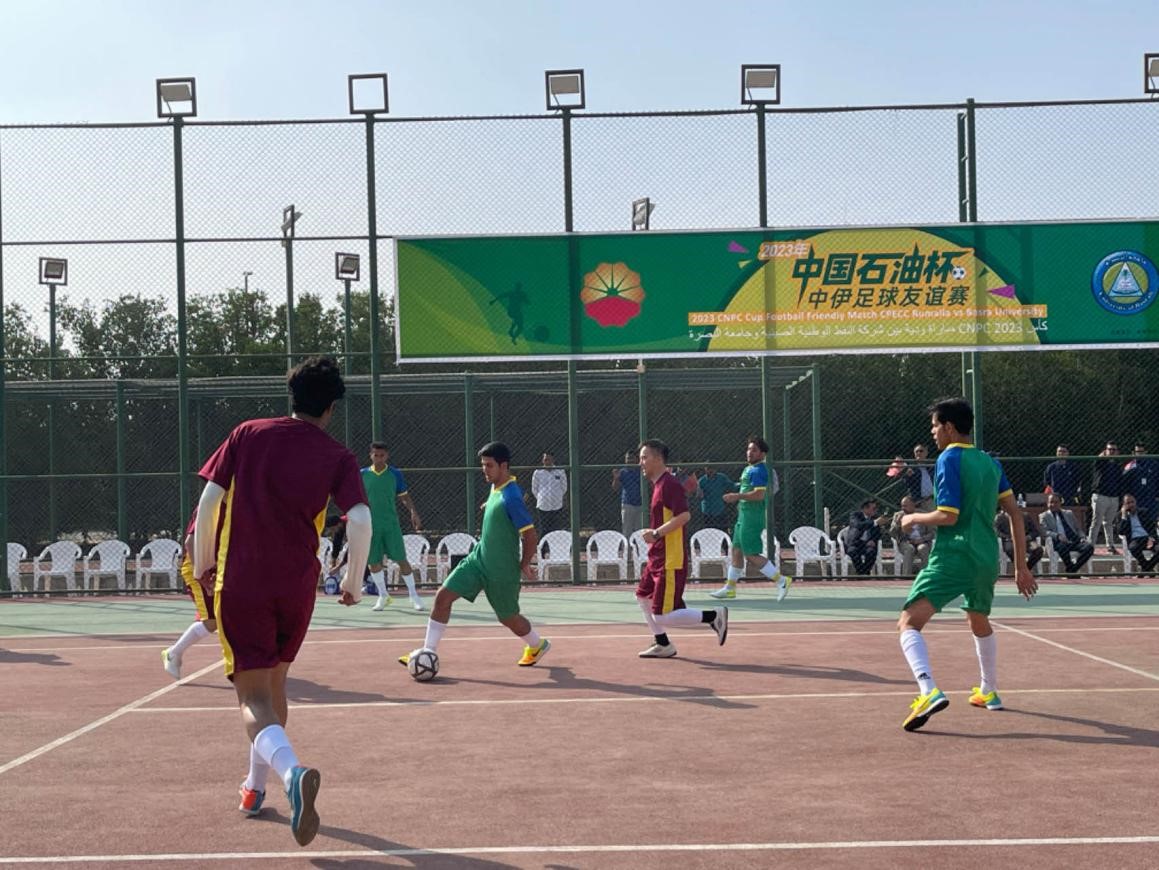 12月14日，中國石油（伊拉克）魯邁拉片區(qū)舉辦公共開放日和足球友誼賽。中國石油工程建設(shè)有限公司魯邁拉項目代表隊與巴士拉大學(xué)代表隊進(jìn)行了比賽，巴士拉大學(xué)代表隊獲勝。文學(xué)軍攝