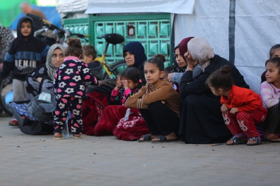 這是12月3日在加沙地帶代爾拜拉赫一家醫(yī)院拍攝的流離失所的巴勒斯坦人。新華社發(fā)