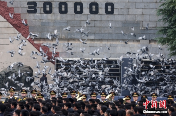 12月13日是第十個南京大屠殺死難者國家公祭日。當天上午，南京大屠殺死難者國家公祭儀式在侵華日軍南京大屠殺遇難同胞紀念館舉行。圖為國家公祭儀式現場。中新社記者 泱波 攝