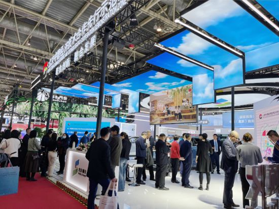 圖為12月1日拍攝的首屆中國國際供應鏈促進博覽會現(xiàn)場(欒雨石 攝)