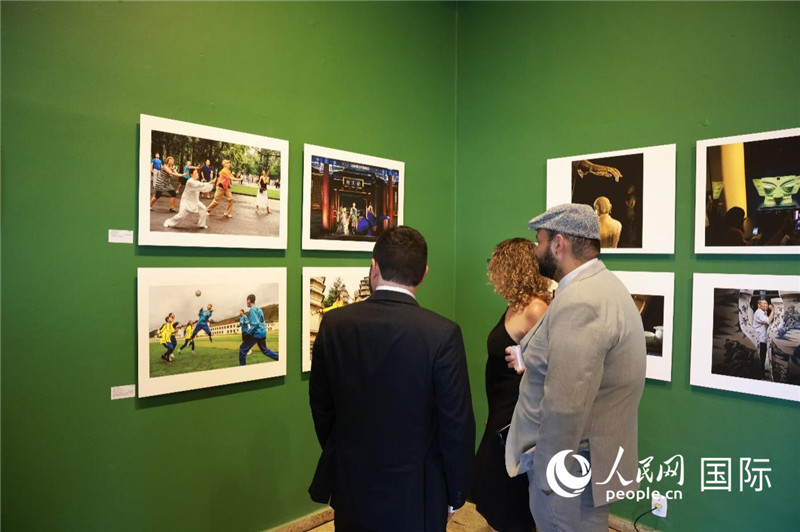 巴西民眾在攝影展作品前駐足欣賞。 人民網(wǎng)記者 陳海琪攝