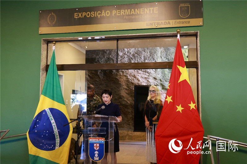 中國(guó)駐里約總領(lǐng)事田敏在攝影展開(kāi)幕式上致辭。 人民網(wǎng)記者 陳海琪攝