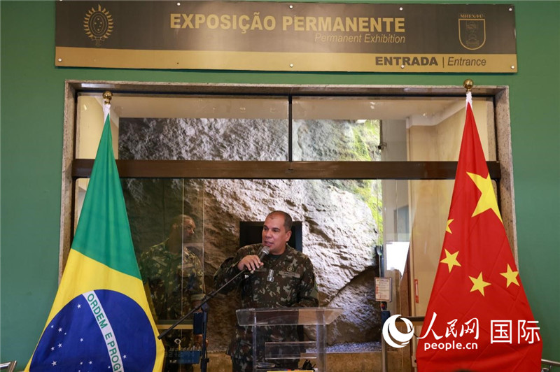 科帕卡瓦納要塞司令亞歷山大·羅伯托在攝影展開(kāi)幕式上致辭。 人民網(wǎng)記者 陳海琪攝