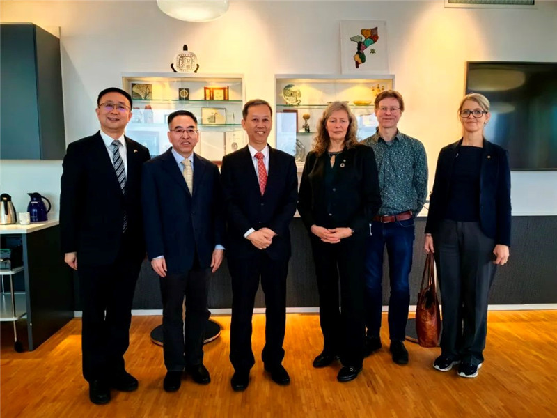 中國駐瑞典大使崔愛民（左三）會(huì)見瑞典農(nóng)業(yè)大學(xué)校長薇迪（左四）。中國駐瑞典大使館供圖。