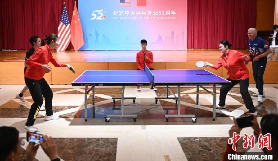 當(dāng)?shù)貢r(shí)間12月13日，中國駐美使館在華盛頓舉辦慶?；顒?dòng)紀(jì)念中美乒乓外交52周年。圖為丁寧、劉偉、戴爾等中美運(yùn)動(dòng)員上演混雙表演賽。中新社記者 陳孟統(tǒng) 攝