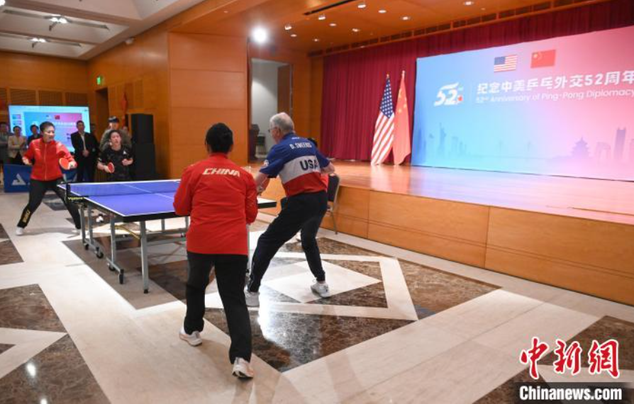 當(dāng)?shù)貢r(shí)間12月13日，中國駐美使館在華盛頓舉辦慶祝活動(dòng)紀(jì)念中美乒乓外交52周年。圖為丁寧、劉偉、戴爾等中美運(yùn)動(dòng)員上演混雙表演賽。中新社記者 陳孟統(tǒng) 攝