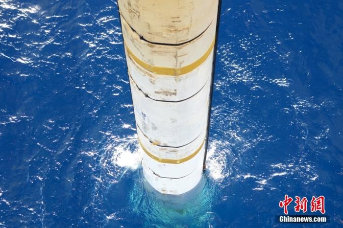 鉆井平臺(tái)上伸入海中的設(shè)備。<a target='_blank' href='/' _fcksavedurl='/' ><p  align=