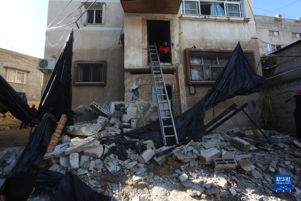 12月17日，在約旦河西岸城市圖勒凱爾姆附近的一處難民營，人們查看在沖突中損毀的房屋。新華社發(fā)（尼達(dá)爾·艾仕塔耶?dāng)z）