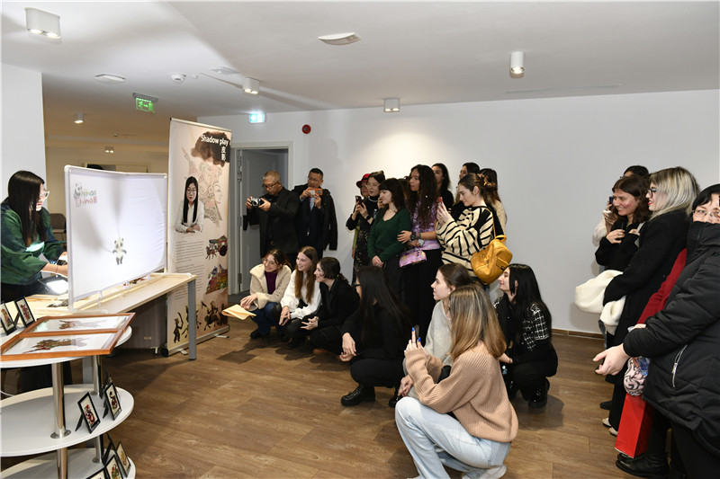 圖為觀眾欣賞帶有“你好中國”標(biāo)識的皮影展示。 布加勒斯特中國文化中心供圖。