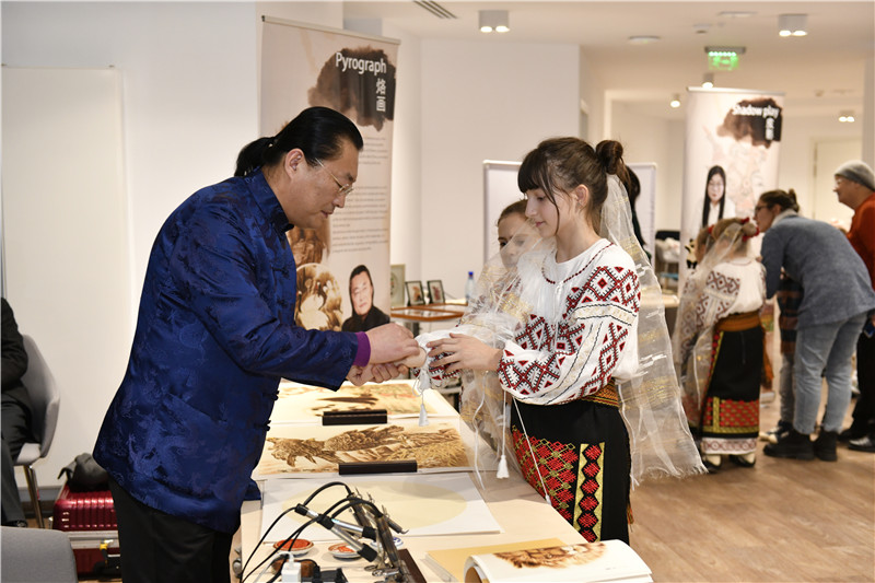 圖為羅馬尼亞小學(xué)生在現(xiàn)場體驗烙畫。 布加勒斯特中國文化中心供圖