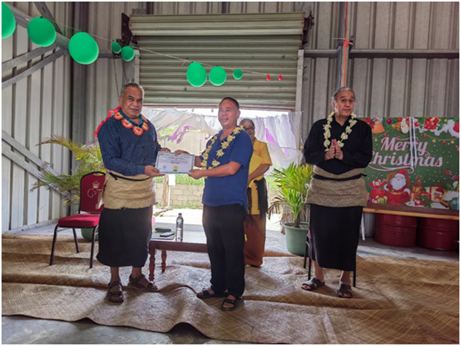 湯加農(nóng)林食品部部長佛赫為唐匯勇組長頒發(fā)獎狀和獎金。援湯加第六期農(nóng)業(yè)技術(shù)援助項目組供圖